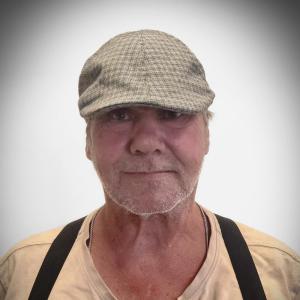 Square head shot portrait photo of Lee